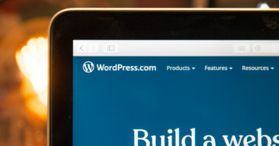 WordPress公式サイトを表示しているパソコン画面